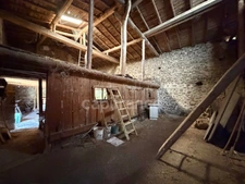 MAISON À RÉNOVER DE 100 M2, TERRAIN DE 965 M2, 3 CHAMBRES, 117 M2 DE DÉPENDANCES, GARAGE, CAVE, FOUR À PAIN, SOURCE