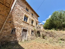 MAISON EN PIERRE MITOYENNE, 142 M2, 235 M2 DE TERRAIN, ENTIÈREMENT À RÉNOVER, CAVES