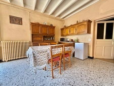 Maison de village 185 m² – 6 chambres – combles aménageables 120 m² – garage – atelier – terrain déporté 208 m² - TF 182 €.