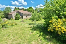 MAISON À RÉNOVER DE 100 M2, TERRAIN DE 965 M2, 3 CHAMBRES, 117 M2 DE DÉPENDANCES, GARAGE, CAVE, FOUR À PAIN, SOURCE