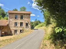 MAISON EN PIERRE MITOYENNE, 142 M2, 235 M2 DE TERRAIN, ENTIÈREMENT À RÉNOVER, CAVES