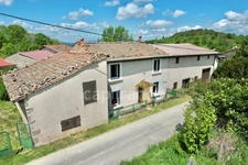 MAISON À RÉNOVER DE 100 M2, TERRAIN DE 965 M2, 3 CHAMBRES, 117 M2 DE DÉPENDANCES, GARAGE, CAVE, FOUR À PAIN, SOURCE