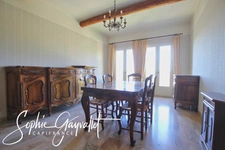 COEUR DE VILLAGE - Grande maison avec T2 et annexes généreuses. 