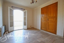 COEUR DE VILLAGE - Grande maison avec T2 et annexes généreuses. 