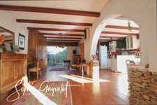 VENTABREN - Maison authentique aux volumes atypiques, dans un environnement verdoyant.