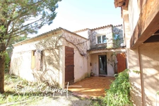 VENTABREN - Maison authentique aux volumes atypiques, dans un environnement verdoyant.