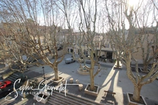IMMEUBLE DE CARACTÈRE AU CŒUR DU VILLAGE PROVENÇAL DE VELAUX  