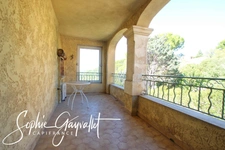 COEUR DE VILLAGE - Grande maison avec T2 et annexes généreuses. 