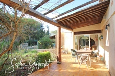 VENTABREN - Maison authentique aux volumes atypiques, dans un environnement verdoyant.