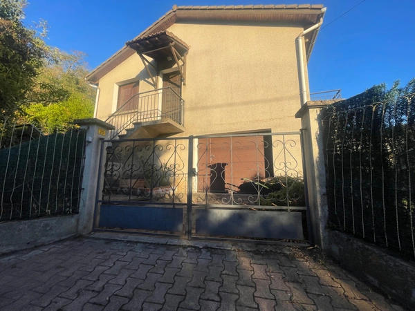UNE MAISON À PERSONNALISER, UN GRAND TERRAIN 902 m2 ET 97 M² DE SOUS-SOL : UN BEAU POTENTIEL À DÉCOUVRIR !