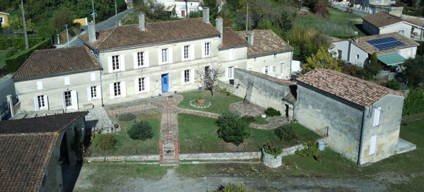 Propriété de caractère avec dépendances et un terrain constructible 