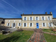 Propriété de caractère avec dépendances et un terrain constructible 