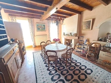 Propriété de caractère avec dépendances et un terrain constructible 