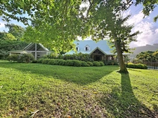 Villa of 242 m² with swimming pool, 2-room apartment (currently rented) and 4,000 m² of land