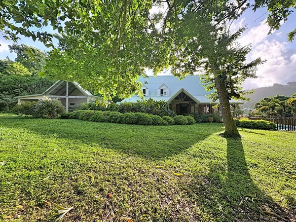 Villa 242 m² avec piscine, T2 loué et terrain de 4 000 m²