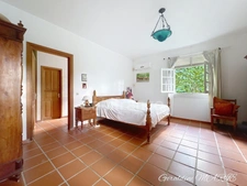Villa of 242 m² with swimming pool, 2-room apartment (currently rented) and 4,000 m² of land