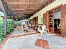 Villa of 242 m² with swimming pool, 2-room apartment (currently rented) and 4,000 m² of land