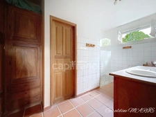 Villa of 242 m² with swimming pool, 2-room apartment (currently rented) and 4,000 m² of land