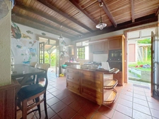 Villa of 242 m² with swimming pool, 2-room apartment (currently rented) and 4,000 m² of land
