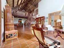 Villa of 242 m² with swimming pool, 2-room apartment (currently rented) and 4,000 m² of land