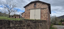 Corps de ferme en pierre à vendre-maison de caractére avec grange et terrain-cadre campagne