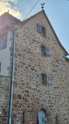 Corps de ferme en pierre à vendre-maison de caractére avec grange et terrain-cadre campagne