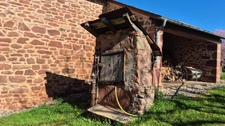 Corps de ferme en pierre à vendre-maison de caractére avec grange et terrain-cadre campagne