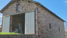 Corps de ferme en pierre à vendre-maison de caractére avec grange et terrain-cadre campagne