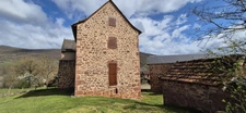 Corps de ferme en pierre à vendre-maison de caractére avec grange et terrain-cadre campagne