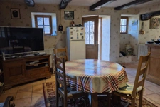 Corps de ferme en pierre à vendre-maison de caractére avec grange et terrain-cadre campagne