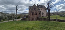 Corps de ferme en pierre à vendre-maison de caractére avec grange et terrain-cadre campagne
