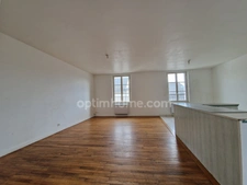 Maison de ville de plus de 100 m², 4 pièces, 3 chambres et grande terrasse.
