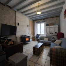 Maison de 100 m², 4 chambres, sur plus de 1300 m² de terrain.