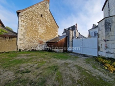 Maison de ville d'environ 100m², 6 pièces dont deux chambres, cour avec accès véhicule à LIGUEIL (37)