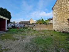 Maison de ville d'environ 100m², 6 pièces dont deux chambres, cour avec accès véhicule à LIGUEIL (37)