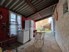 Maison de ville d'environ 100m², 6 pièces dont deux chambres, cour avec accès véhicule à LIGUEIL (37)
