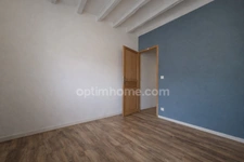 Maison de 100 m², 4 chambres, sur plus de 1300 m² de terrain.
