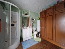 Maison de ville d'environ 100m², 6 pièces dont deux chambres, cour avec accès véhicule à LIGUEIL (37)