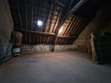 Maison de 100 m², 4 chambres, sur plus de 1300 m² de terrain.