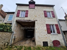 Maison de 100 m², 4 chambres, sur plus de 1300 m² de terrain.