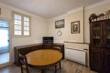 Maison de ville d'environ 100m², 6 pièces dont deux chambres, cour avec accès véhicule à LIGUEIL (37)