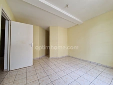 Maison de ville de plus de 100 m², 4 pièces, 3 chambres et grande terrasse.