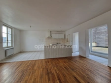 Maison de ville de plus de 100 m², 4 pièces, 3 chambres et grande terrasse.
