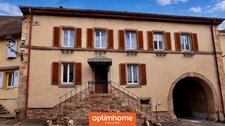 Grande maison de village avec terrasse intimiste, combles aménageables et grange à rénover