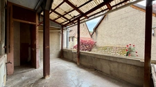 Grande maison de village avec terrasse intimiste, combles aménageables et grange à rénover
