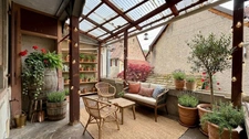 Grande maison de village avec terrasse intimiste, combles aménageables et grange à rénover