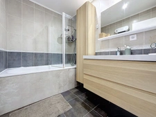 Appartement à vendre 3 pièces  (69) À vendre – Superbe T3 rénové de 68 m² – Rillieux-la-Pape situé 1 Avenue Général Leclerc