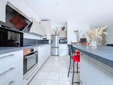 ✨ À vendre Dpt Rhône (69) – Résidence de standing avec piscine : T3 entièrement rénové  parking – env. 62 m² 