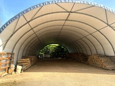 ENSEMBLE DE GRANGES ET TERRES – PLUS DE 7 HECTARES – ENTRE POUILLY-EN-AUXOIS ET SAULIEU