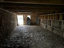 Grange avec grand jardin constructible proche de POUILLY EN AUXOIS (21)